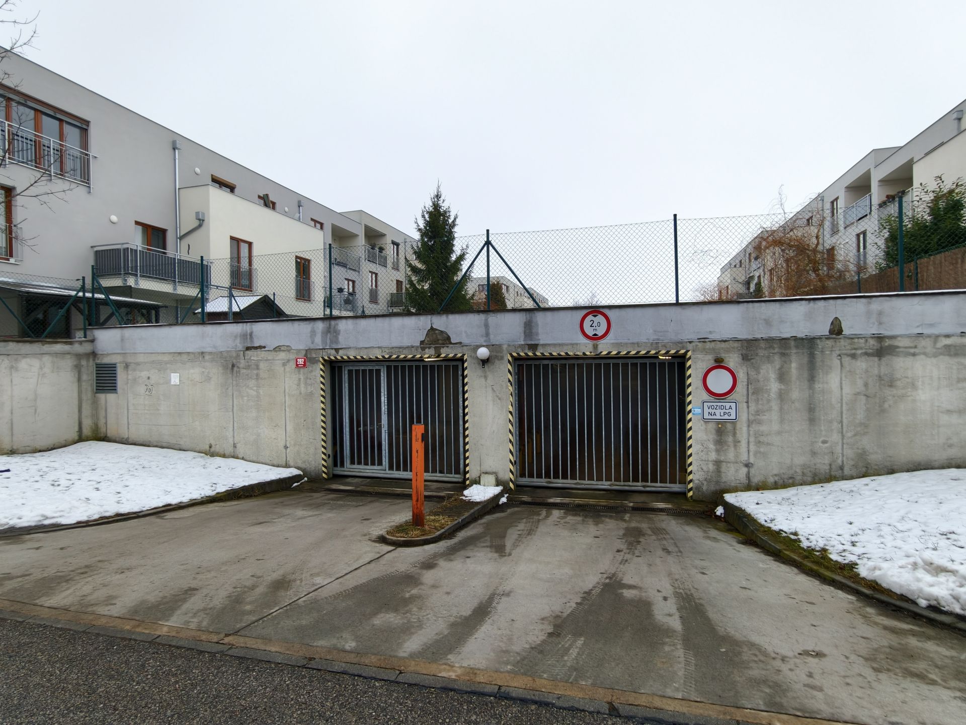 Prodej garáž. stání v suterénní garáži s ostrahou - obec Zbuzany ul. Lomená