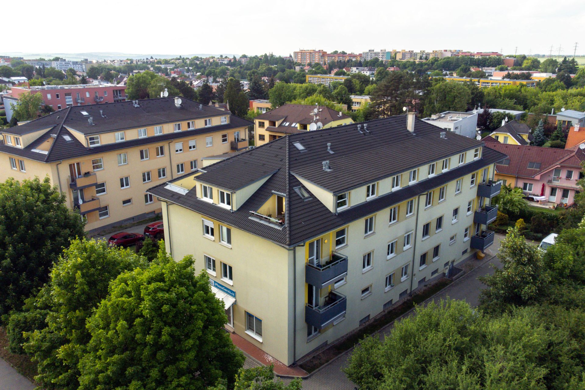 Prodej bytu 3+kk s balkonem, garážovým stáním a oplocenou zahradou Praha 8 – Čimice, ul. K Ládví